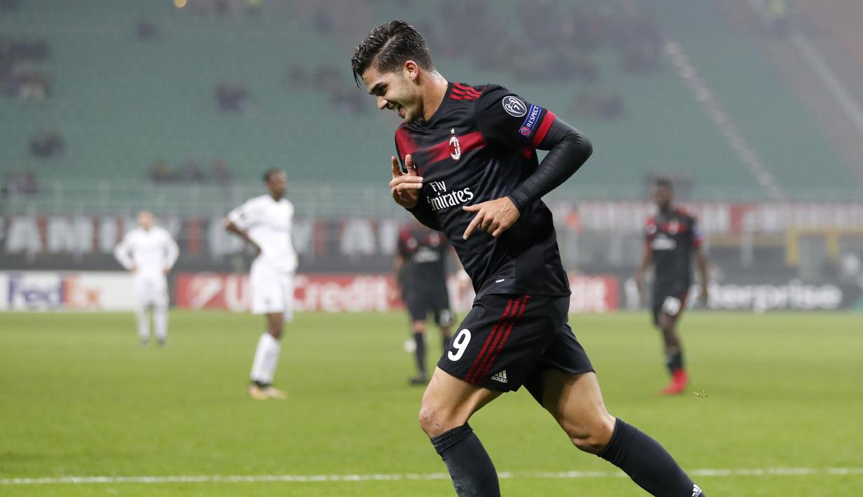 Pemain AC Milan, Andre Silva merayakan gol saat melawan Austruia Wien pada laga grup D Liga Europa di San Siro stadium, Milan, (23/11/2017). Milan menang telak 5-1. (AP/Antonio Calanni)