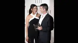 Produser musik, Simon Cowell didampingi pasangannya, Lauren Silverman saat menghadiri red carpet Elle Style Awards 2015, London, Selasa (24/2). (AFP PHOTO/Justin Tallis)