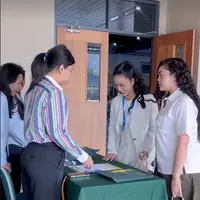 Krisdayanti mengantar Amora Lemos di hari pertama SMA. Gaya monokrom dengan tas Hermès, sementara Amora tampil preppy dengan backpack Kate Spade Rp7,3 juta. (@krisdayantilemos)