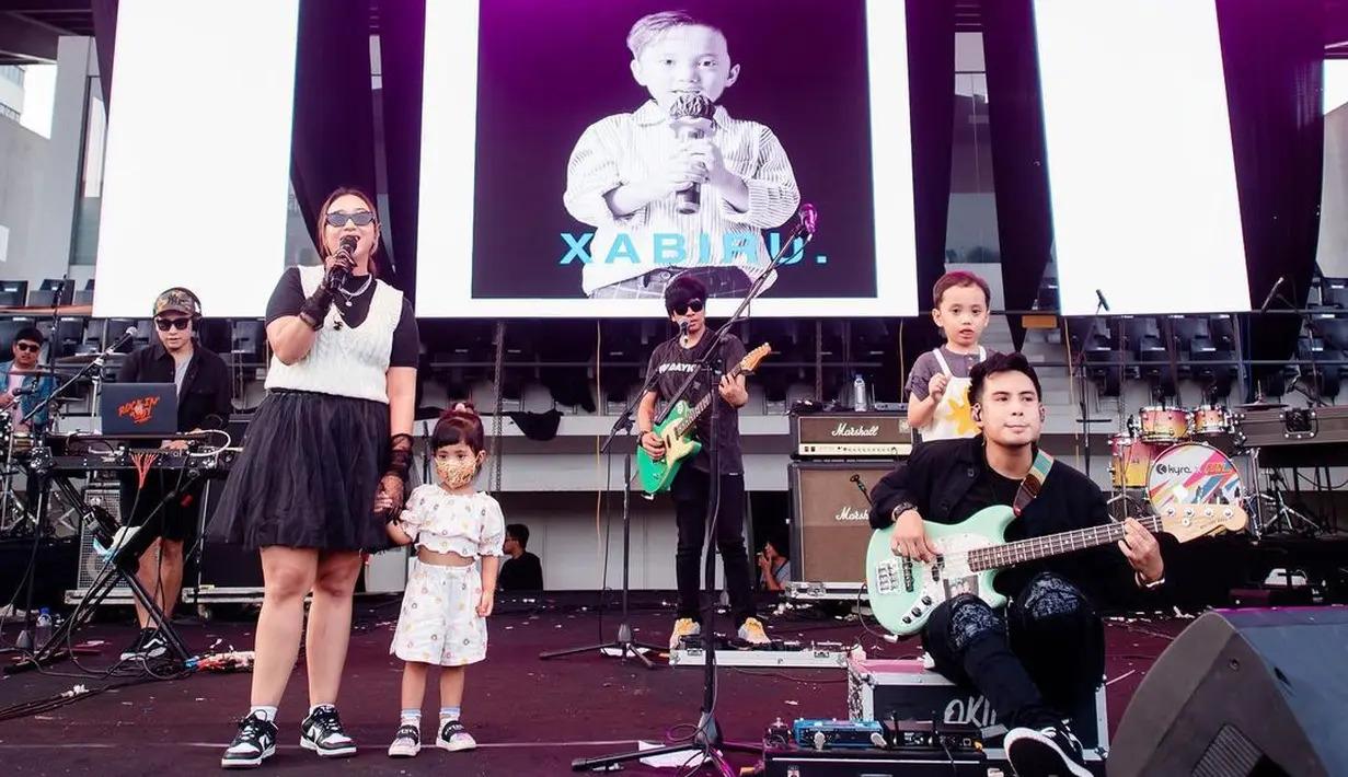 Niko Al Hakim menyebut bahwa anak sulungnya sangat antusias begitu naik ke atas panggung. "Biru super excited. Ga nyangka anak umur 4 tahun & 2 tahun ini berani tampil dihadapan ribuan orang." (Foto: Instagram/ okintph)
