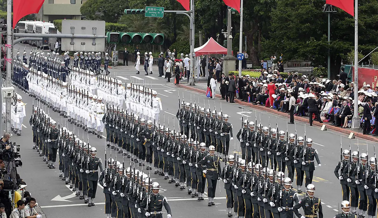 Pasukan penjaga kehormatan militer mengambil bagian dalam perayaan Hari Nasional Taiwan di depan Kantor Kepresidenan di Taipei, (10/10/2014). (REUTERS/Pichi Chuang)