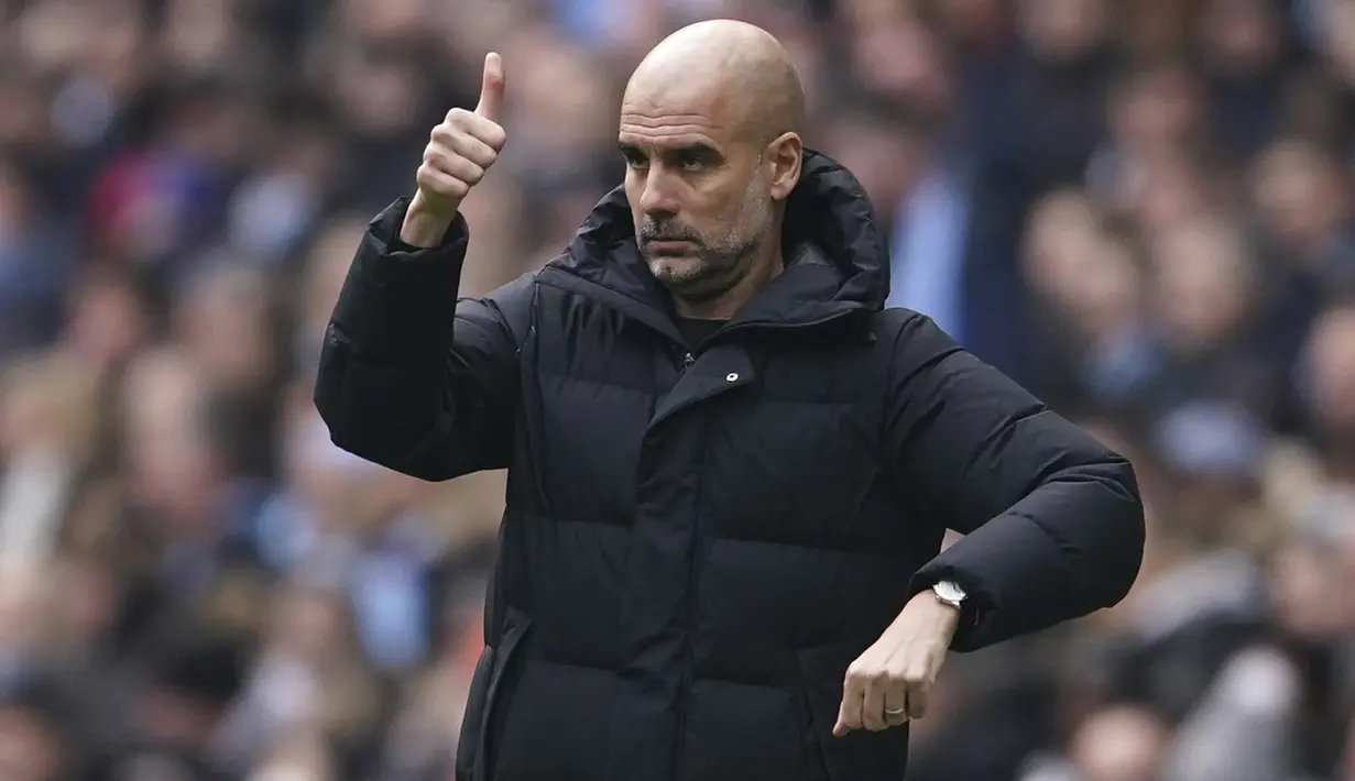 Pelatih Manchester City, Pep Guardiola menginstruksikan pemainnya saat bertanding melawan Chelsea pada pertandingan lanjutan Liga Inggris di stadion Etihad di Manchester, Inggris, Sabtu (15/1/2022). Man City menang tipis atas Chelsea 1-0. (AP Photo/Dave Thompson)
