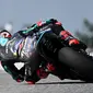 Fabio Quartararo saat mengikuti sesi latihan bebas MotoGP Republik Ceska, Jumat (7/8/2020). (JOE KLAMAR / AFP)