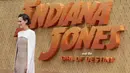 <p>Phoebe Waller-Bridge berpose untuk fotografer setibanya pada pemutaran perdana film Indiana Jones and the Dial of Destiny di London, Inggris, Senin (26/6/2023). Waller-Bridge tampil mencolok dalam gaun yang menarik pada acara tersebut. (Scott Garfitt/Invision/AP)</p>