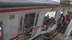 Petugas melakukan pengecekan saat proses evakuasi gerbong Kereta Rel Listrik (KRL) Commuter Line pasca-tabrakan Kereta Api Jarak Jauh (KAJJ) Argo Bromo Anggrek relasi Gambir-Surabaya Pasar Turi di Stasiun Bekasi Timur, Bekasi, Jawa Barat, Selasa (28/4/2026). (merdeka.com/Arie Basuki)