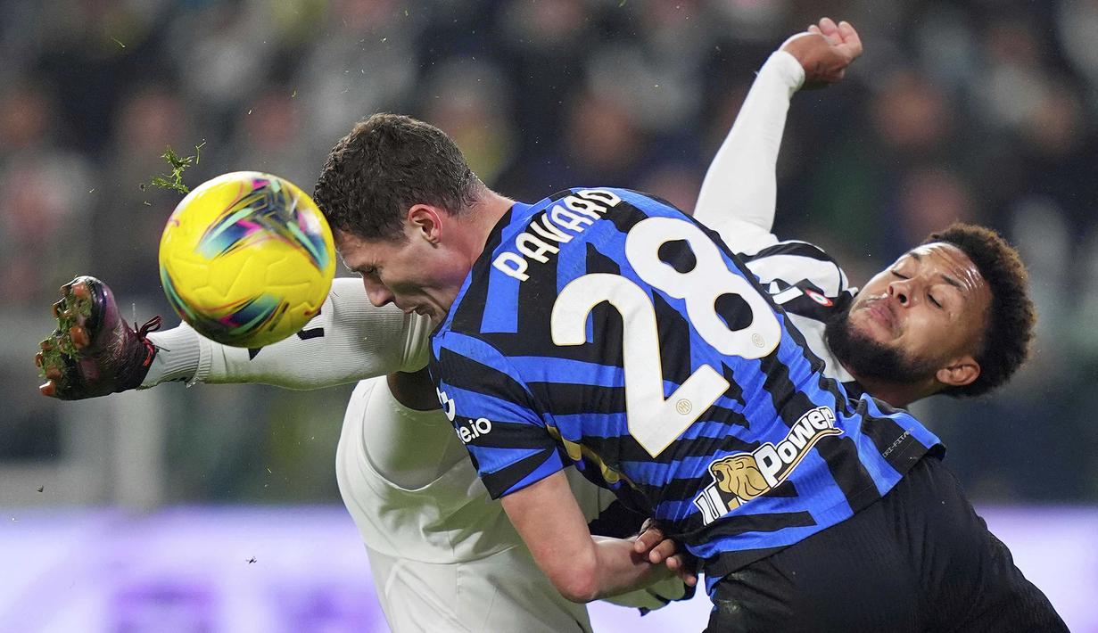 Pemain Juventus, Weston McKennie (kanan) berebut bola dengan pemain Inter Milan, Benjamin Pavard dalam laga lanjutan Liga Italia 2024/2025 di Juventus Stadium, Turin, Italia, Senin (17/02/2025) WIB. (AP Photo/LaPresse/Fabio Ferrari)