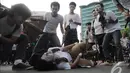 Aksi teaterikal diperagakan dalam aksi 'Jaga Jakarta' di kawasan   Bunderan HI, Jakarta, Minggu (23/11/2014). (Liputan6.com/Herman   Zakharia)