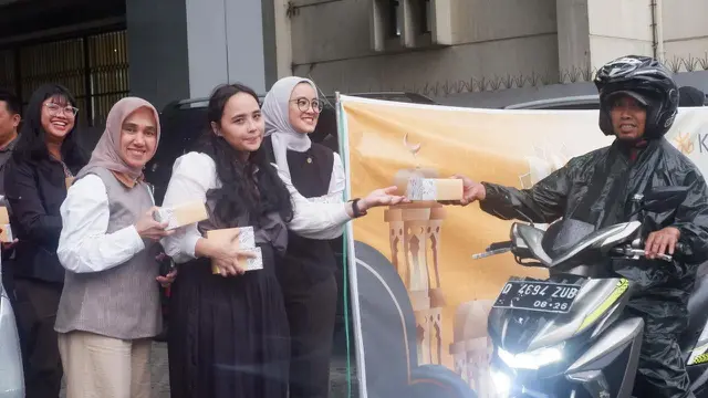 Ramadhan Penuh Berkah, KB Bank Bagikan Takjil Gratis untuk Masyarakat Bandung