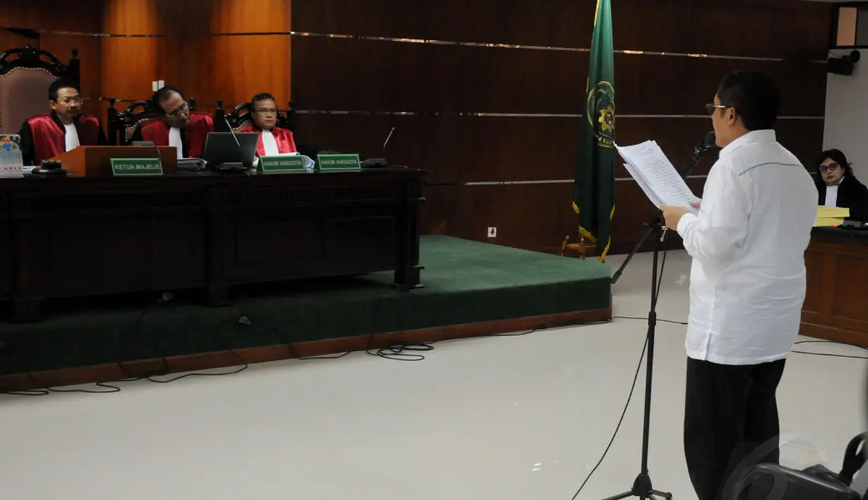 Sambil berdiri, terdakwa kasus dugaan korupsi proyek Hambalang, Anas Urbaningrum, membacakan nota pembelaan dalam sidang di Pengadilan Tipikor Jakarta, (18/9/2014). (Liputan6.com/Helmi Fithriansyah)