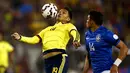 Penyerang Kolombia, Teofilo Gutierrez (kiri) mengontrol bola dari kejaran bek Brasil Thiago Silva saat pertandingan Copa Amerika 2015 di Estadio Monumental, Santiago, Chile, Kamis (18/6/2015). Kolombia menang 1-0 atas Brasil. (REUTERS/Ricardo Moraes)