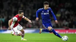 Pemain Arsenal Cedric Soares  (kiri) berebut bola dengan pemain Leeds United Rodrigo pada pertandingan Piala Liga Inggris di Emirates Stadium, London, Inggris, 26 Oktober 2021. Arsenal menang 2-0. (AP Photo/Matt Dunham)