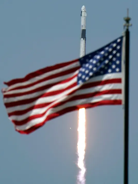 Roket milik SpaceX, Falcon 9 meluncur dari Pad 39-A di Pusat Antariksa Kennedy di Cape Canaveral, Florida, Sabtu (30/5/2020). Peluncuran roket tersebut disaksikan langsung oleh  Presiden AS Donald Trump didampingi wakilnya Mike Pence. (AP/Charlie Riedel)
