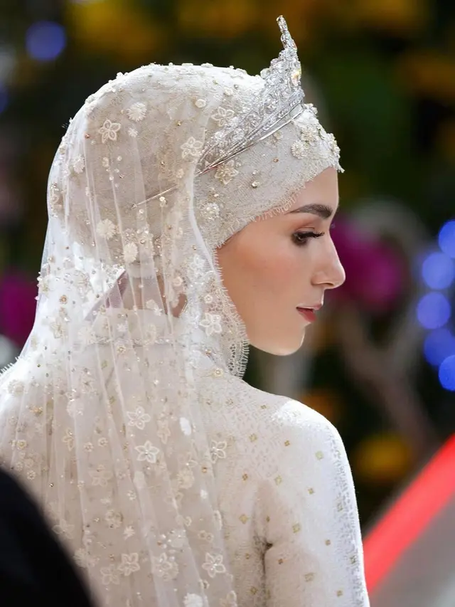 Tiara yang dikenakan Anisha Rosnah