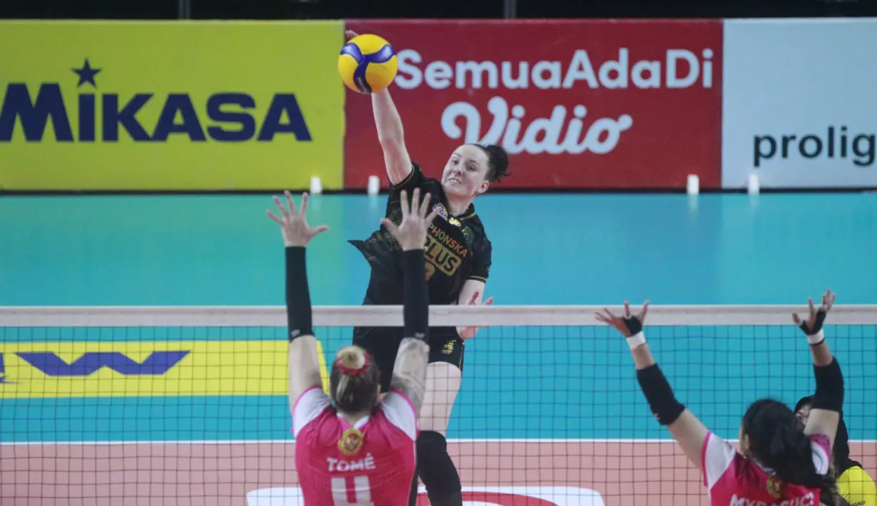 Pemain Gresik Petrokimia Pupuk Indonesia, Bogdana Anisova (depan) melepaskan spike yang berusaha diblok dua pemain Jakarta BIN, Fernanda Davis Tome dan Myrasuci Indriani pada laga Final Four Proliga 2023 yang berlangsung di GOR Jatidiri, Semarang, Jawa Tengah, Kamis (2/3/2023) malam WIB. Gresik Petrokimia Pupuk Indonesia kalah 2-3 (18-25, 25-23, 20-25, 25-21 dan 13-15). (Dok. Proliga 2023)