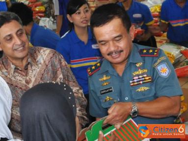 Citizen6, Tanjung Priok: Kolinlamil menggelar pasar murah sembako bagi masyarakat dalam rangka menyambut Idul Fitri 1433 Hijriyah, bertempat di Gedung Laut Natuna, Mako Kolinlamil, Tanjung Priok, Jakarta, Senin (6/8). (Pengirim: Dispenkolinlamil)