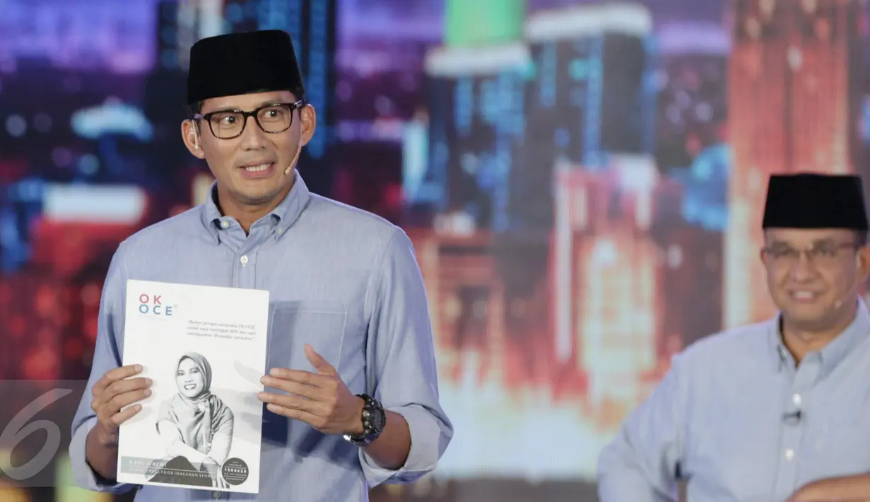 Calon Wakil Gubernur DKI Jakarta no 3, Sandiaga Uno menjawab pertanyaan saat debat terakhir Pilgub DKI Jakarta 2017 di Hotel Bidakara, Jakarta, Rabu (12/4). (Liputan6.com/Faizal Fanani)