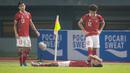 <p>Marselino Ferdinan tergeletak sambil mengeram kesakitan di dekat tepi lapangan setelah berusaha melakukan back-heel saat Timnas Indonesia U-19 melawan Thailand di laga lanjutan Grup A Piala AFF U-19 2022. (Bola.com/Bagaskara Lazuardi)</p>