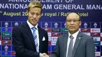 Gelandang Jepang Keisuke Honda (kiri) berpose dengan presiden federasi sepak bola Kamboja Sao Sokha selama konferensi pers di Phnom Penh (12/8). Eks gelandang AC Milan ini resmi menjadi pelatih kepala Timnas Kamboja. (AFP Photo)