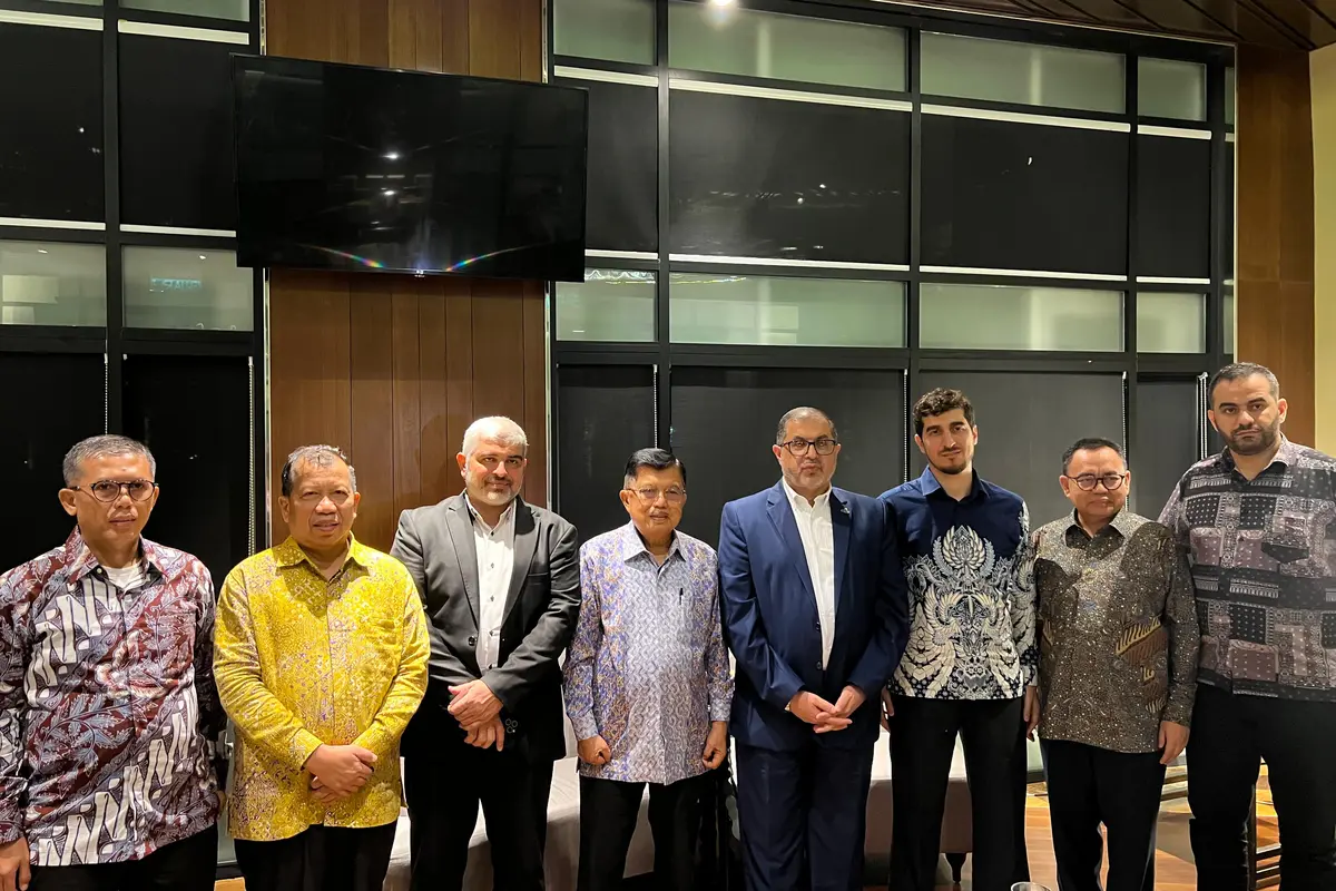 Wakil Presiden ke-10 dan 12 Jusuf Kalla saat bertemu dengan delegasi Hamas Palestina yang dipimpin Pejabat Biro Politik dan Wakil Kepala Urusan Internasional Hamas Dr. Bassem Naim di Kuala Lumpur, Malaysia.