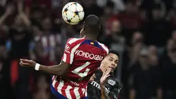 Gelandang Atletico Madrid Geoffrey Kondogbia berebut bola dengen penyerang Bayer Leverkusen  Paulinho pada matchday kelima Grup B Liga Champions 2022/23 di Wanda Metropolitano, Kamis (27/10/2022) dini hari WIB. Main di kandang sendiri, Atletico bahkan nyaris kalah dari Leverkusen. (AP Photo/Manu Fernaandez)