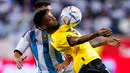 Pemain Jamaika Kaheem Parris (depan) berebut bola dengan pemain Argentina Nicolas Tagliafico pada pertandingan persahabatan di Harrison, New Jersey, Amerika Serikat, 27 September 2022. Argentina menang 3-0 dengan Messi mencetak dua gol. (AP Photo/Eduardo Munoz Alvarez)