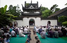Kekhusyukan muslim minoritas China Salat Id di masjid mirip kuil