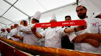 Sepotong roti 'baguette' yang dipamerkan dalam Milan World Expo 2015 memecahkan rekor sebagai yang terpanjang sedunia.