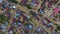 Foto udara menunjukkan bangunan, termasuk masjid (tengah bawah), terendam banjir di Lhoksukon, Aceh Utara, Aceh, 3 Januari 2022. Ketinggian air banjir di Lhoksukon mencapai dada orang dewasa. (ZIKRI MAULANA/AFP)