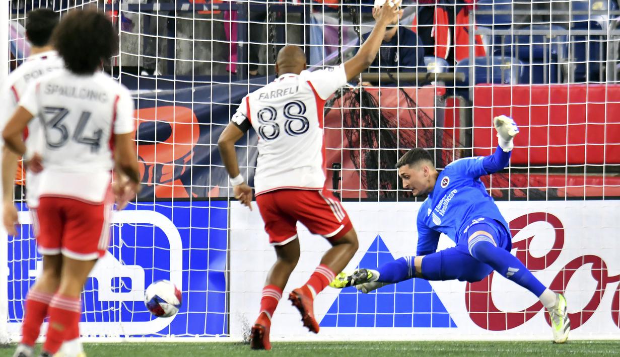 Kiper New England Revolutions, Djordje Petrovic (kanan), berhasil menghalau bola saat pertandingan melawan Queretaro FC , Senin (7/8/2023). (AP Photo/Mark Stockwell)