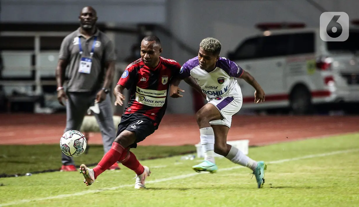 Penyerang Persipura Jayapura Yohanes Ferinando Pahabol berebut bola dengan gelandang Persita Tangerang Billy Keraf pada pertandingan BRI Liga 1 2021/2022 di Stadion Pakansari, Bogor, Jawa Barat, Sabtu (28/8/2021). Persita mengalahkan Persipura 2-1. (Bola.com/Bagaskara Lazuardi)