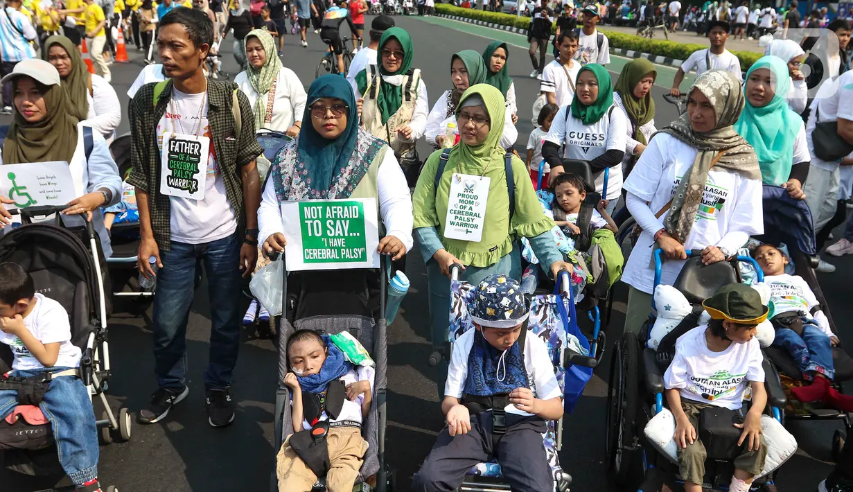 Orangtua bersama anak-anak pengidap Celebral Palsy mengikuti kampanye peringatan World Cerebral Palsy Day atau Hari Cerebral Palsy Sedunia di area car free day, Kawasan Thamrin, Jakarta, Minggu (8/10/2023). (Liputan6.com/Angga Yuniar)