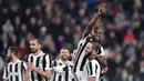 Pemain Juventus, Blaise Matuidi (atas) merayakan golnya ke gawang Atalanta pada lanjutan Serie A di Allianz Stadium, Turin, (14/3/2018). Juventus menang 2-0. (Alessandro Di Marco/ANSA via AP)