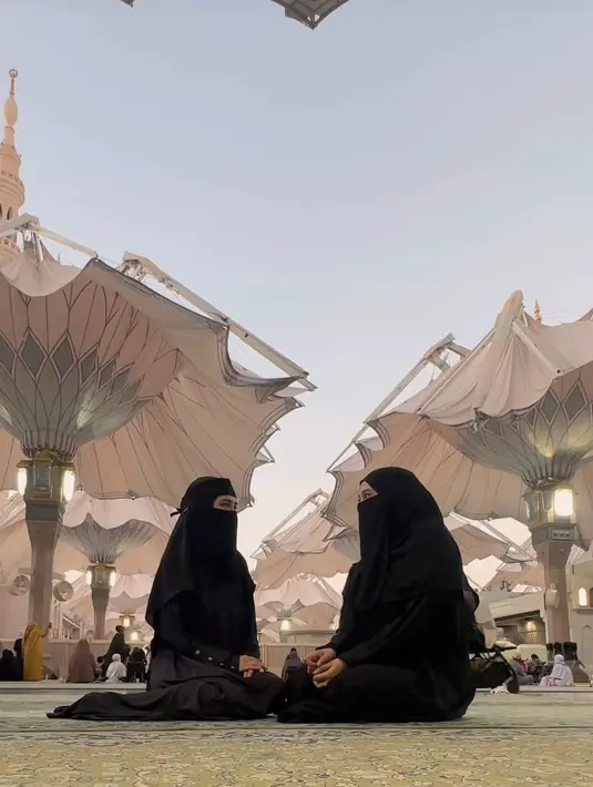 Michelle berdiskusi dengan kerabat pelataran Masjid Nabawi. "Deeptalk, melepaskan dan mengikhlaskan mbak Nisa , dan kembali… terimakasih kakaa," tuturnya. (Foto: Instagram/ michelleziu)