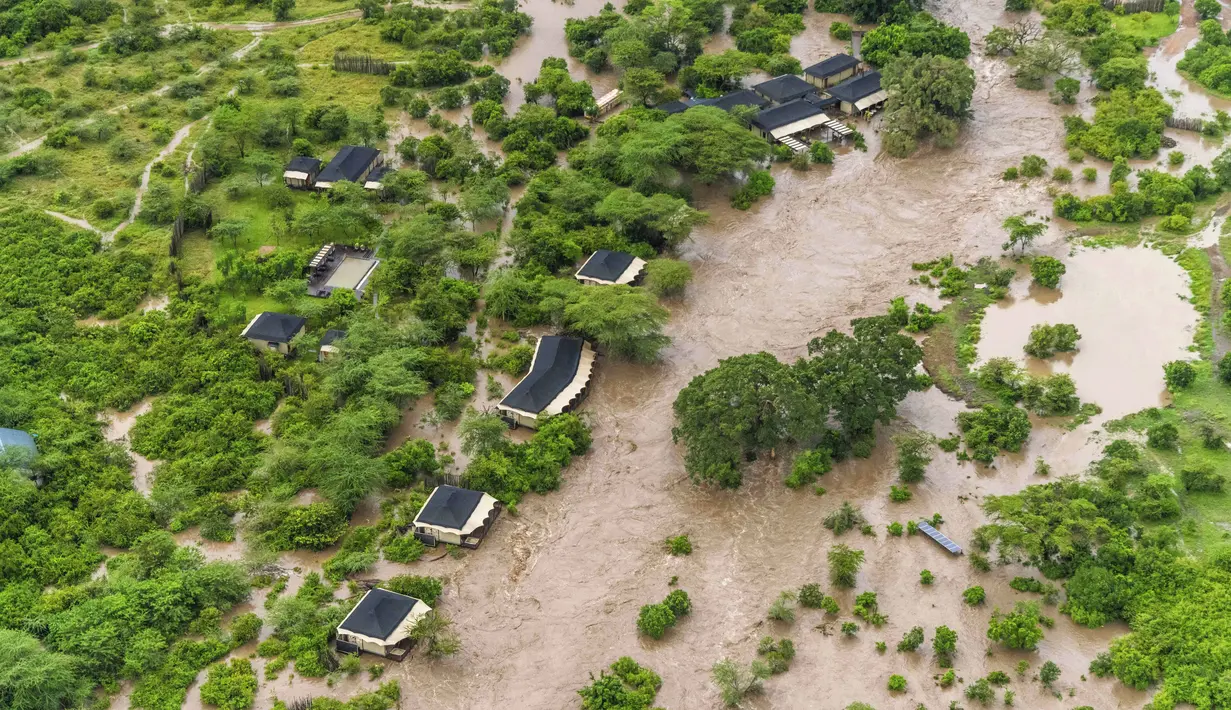Sekitar 100 wisatawan termasuk di antara mereka yang terdampar di suaka margasatwa Maasai Mara di Kenya pada hari Rabu di tengah-tengah banjir yang sedang berlangsung yang telah melanda negara tersebut. (AP Photo/Bobby Neptune)