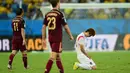 Pemain belakang Korea Selatan, Seok-Ho Hwang (kanan), bersimpuh usai bermain imbang 1-1 di laga penyisihan Piala Dunia 2014 Grup H, Pantanal Arena, Cuiaba, Brasil, (18/6/2014). (AFP PHOTO/Jung Yeon-Je)