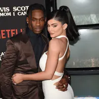 Kylie Jenner dan Travis Scott (FOTO: Splashnews)