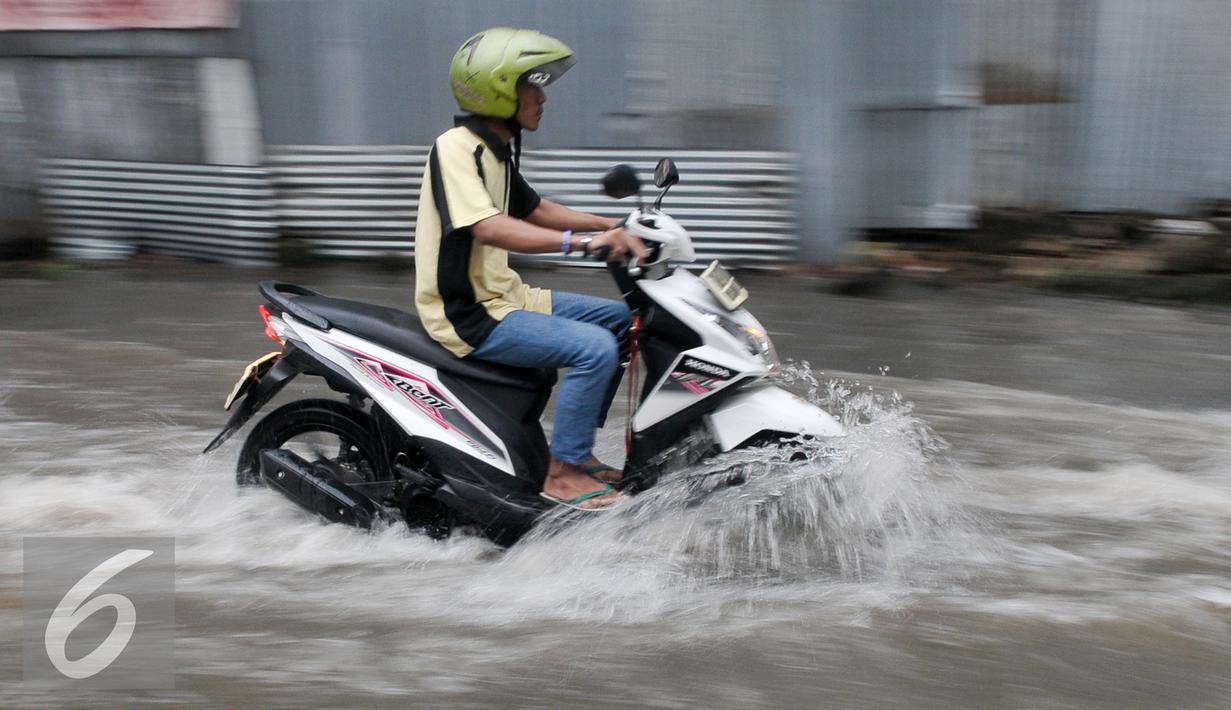 Hujan lebat di kawasan Jakarta Selatan pada Selasa (4/10), siang, meninggalkan genangan air di sejumlah jalan raya. Di Jalan Pejaten Raya Jaksel, banjir yang mencapai 50 cm menghambat aktivitas warga. (Liputan6.com/Yoppy Renato)