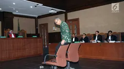 Terdakwa perkara merintangi penyidikan dugaan korupsi E-KTP, Bimanesh Sutarjo bersiap mengikuti sidang lanjutan di Pengadilan Tipikor, Jakarta, Senin (23/4). Sidang mendengar keterangan saksi. (Liputan6.com/Helmi Fithriansyah)