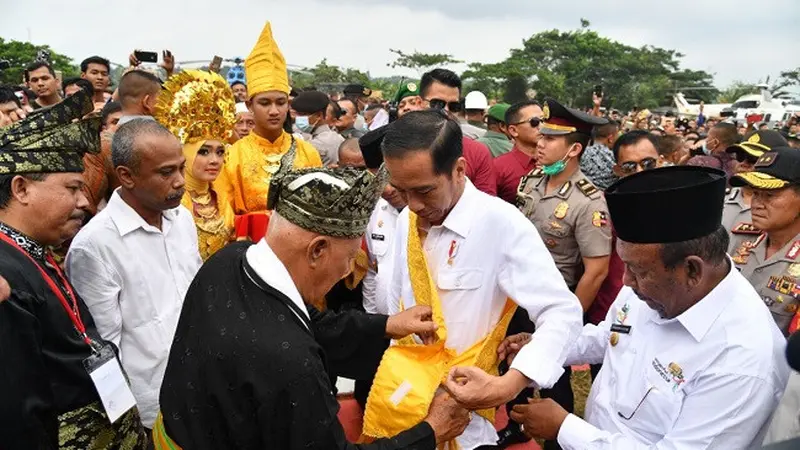 Presiden Jokowi saat mengikuti acara peluncuran program Peremajaan Sawit Rakyat (PSR), di Kelurahan Bagan Batu Kota, Kecamatan Bagan Sinembah, Kabupaten Rokan Hilir, Provinsi Riau, Rabu (9/5). (Dok Foto: BPMI dari Website Setkab)