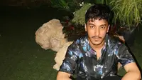 Penyanyi Aziz Hedra menoreh prestasi gemilang. Single-nya yang berjudul "Somebody's Pleasure" mencuri perhatian dan masuk daftar viral top 50 di 13 negara. (Foto: Dok. Instagram @azizhedraa)