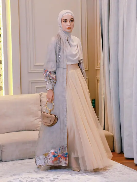 Shireen Sungkar tampil menawan mengenakan tunik berwarna abu-abu dengan detail pola yang menarik di bagian bawah-nya. Tunik tersebut dipadukan dengan rok tulle warna cream. Sebuah perpaduan warna yang lembut dan memesona. [@shireensungkar].