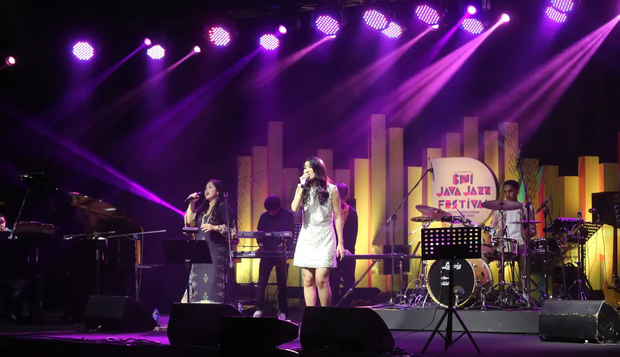 Christie tampil satu jam di Brava Radio Hall dengan aksi panggung dan kualitas suara yang memukau. [Foto/Adrian Utama Putra]