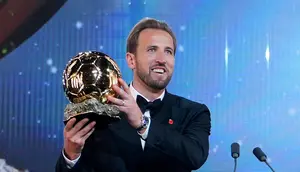 Senyum Harry Kane Usai Genggam Trofi Ballon d’Or 2026