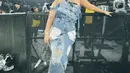 Tara Basro tampil  denim on denim yang unik saat menonton Konser Beyonce. Penampilannya dipermanis dengan topi koboi hitam dan mini bag denimnya.