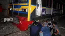 Anjloknya Commuter Line akibat oknum yang tidak bertanggung jawab melemparkan sebuah karung berisi kayu, tepat ke tengah jalur rel. Kemayoran. Kamis (29/05/2014) (Liputan6.com/Faisal R Syam)