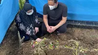 Potret Makam Ayah Cut Meyriska Berhias Daun dan Bunga, Roger Danuarta Lantun Doa Indah