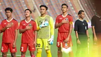 Para pemain starting XI Timnas Indonesia U-22 berbaris menyanyikan lagu kebangsaan Indonesia Raya sebelum dimulainya laga pertama SEA Games 2023 menghadapi Filipina di Olympic Stadium, Phnom Penh, Kamboja, Sabtu (29/4/2023). (Bola.com/Abdul Aziz)