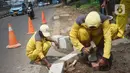 Petugas Bina Marga memerlebar saluran air di Jalan TB Simatupang di kawasan Cilandak, Jakarta, Kamis (22/10/2020). Hal tersebut dilakukan guna memaksimalkan fungsi sistem drainase agar tidak terjadi genangan air saat menghadapi musim hujan. (Liputan6.com/Immanuel Antonius)