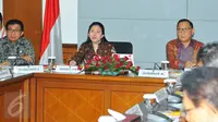 Menko PMK Puan Maharani bersama Gubernur BI Agus Martowardojo (kanan) memimpin rapat koordinasi di Kementerian PMK, Jakarta, Selasa (8/11). Rakor membahas rancangan perpres penyaluran bantuan sosial secara non tunai. (Liputan6.com/Angga Yuniar)