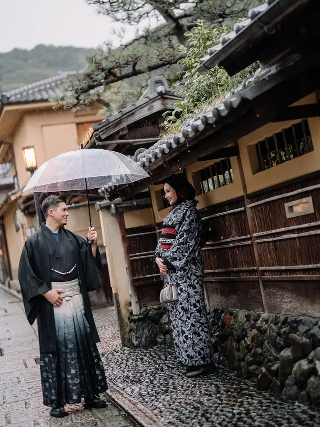 Babymoon di Jepang, Zaskia Sungkar dan Irwansyah Tampil Serasi dalam Balutan Kimono Hitam Putih